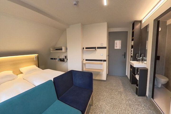 Room 4 of 93