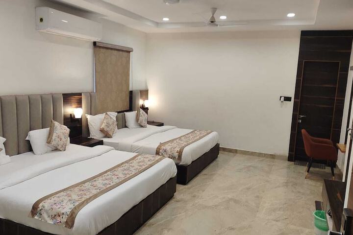 Room 4 of 28