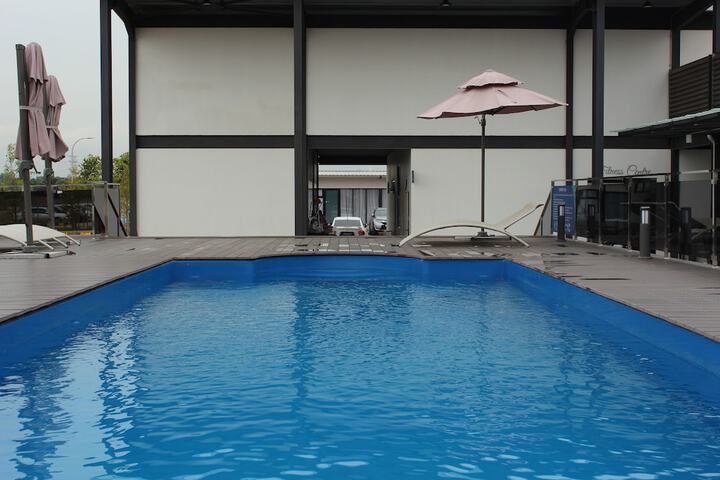 Pool 12 of 21