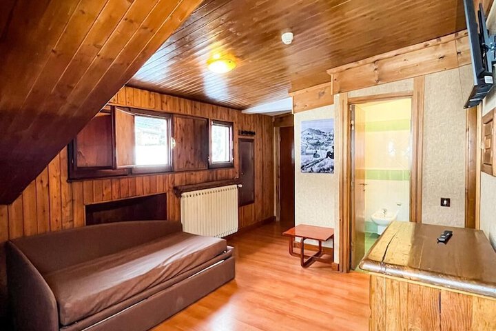 Room 5 of 38