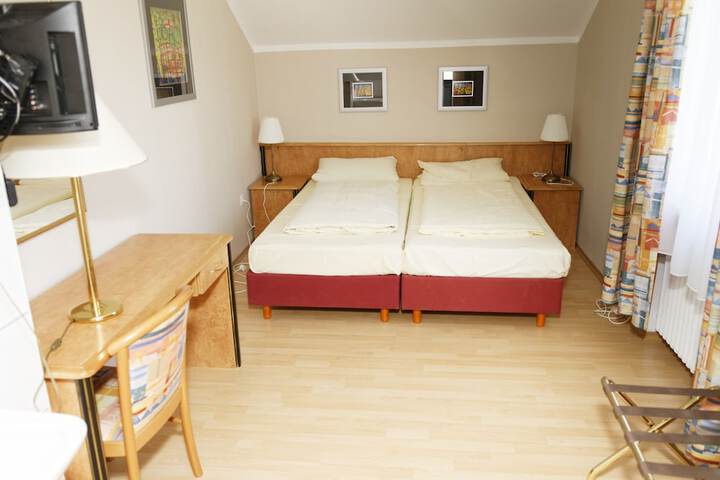 Room 4 of 81