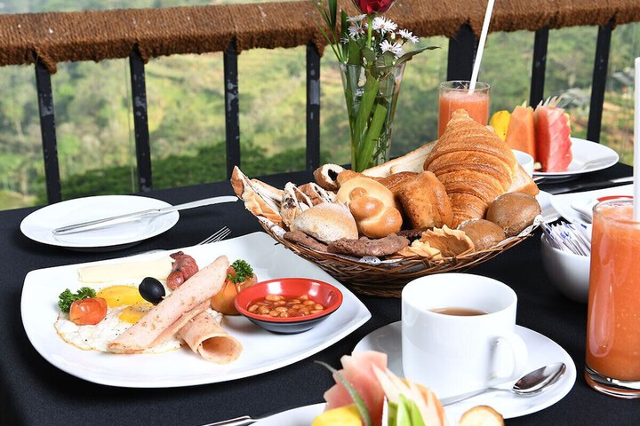 Breakfast/Coffee Service 26 of 34
