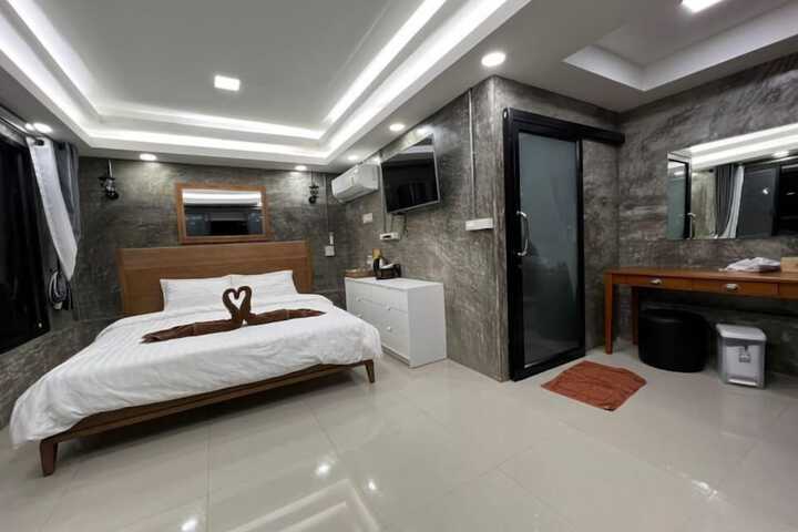 Room 15 of 106