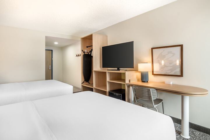 2 Queen Beds (1 of 11)