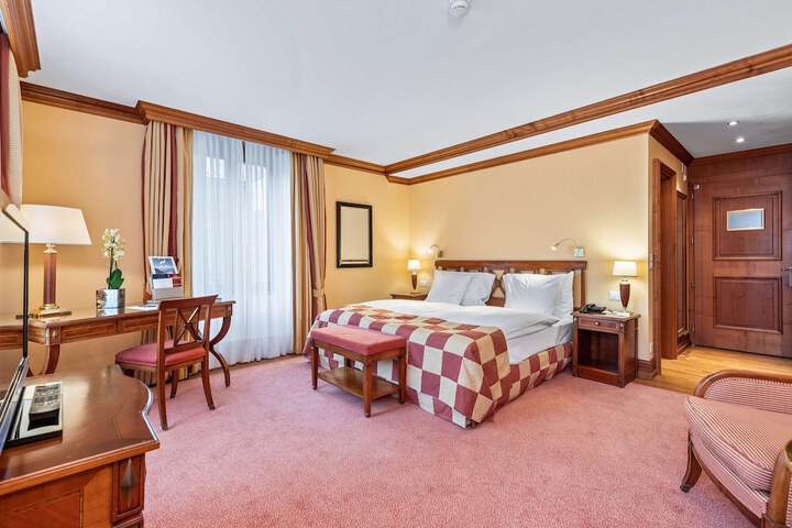 Room 10 of 180