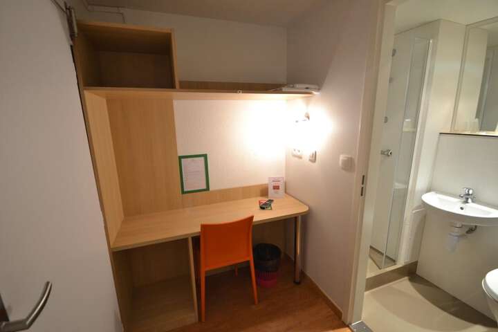 Room 32 of 60