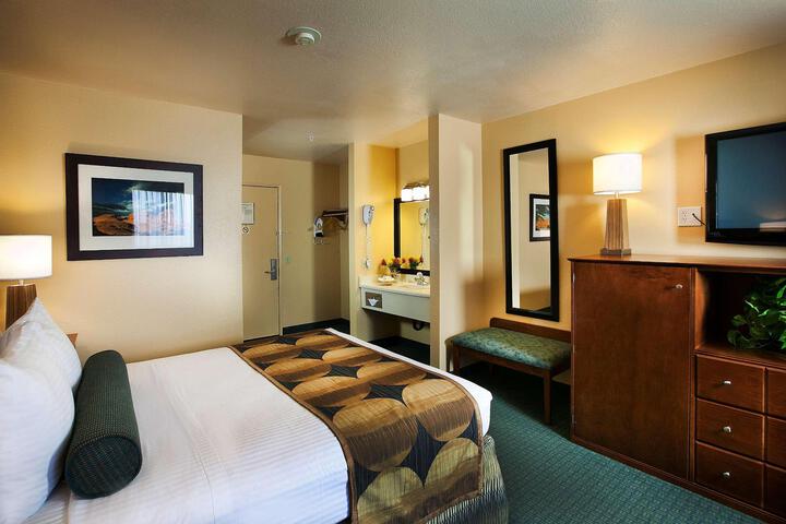 1 Queen Bed (5 of 8)