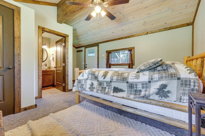 Donnelly Cabin w / Fire Pit: 5 Mi to Boat & Ski!