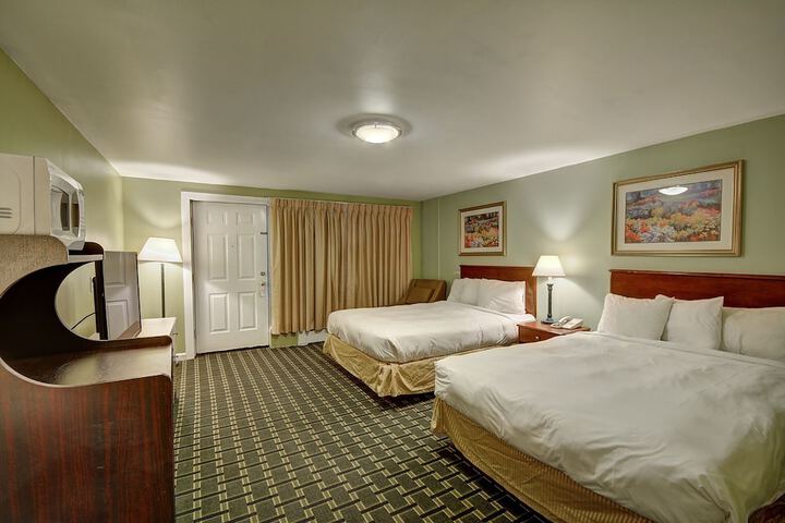 Standard Double Queen Room (3 of 4)