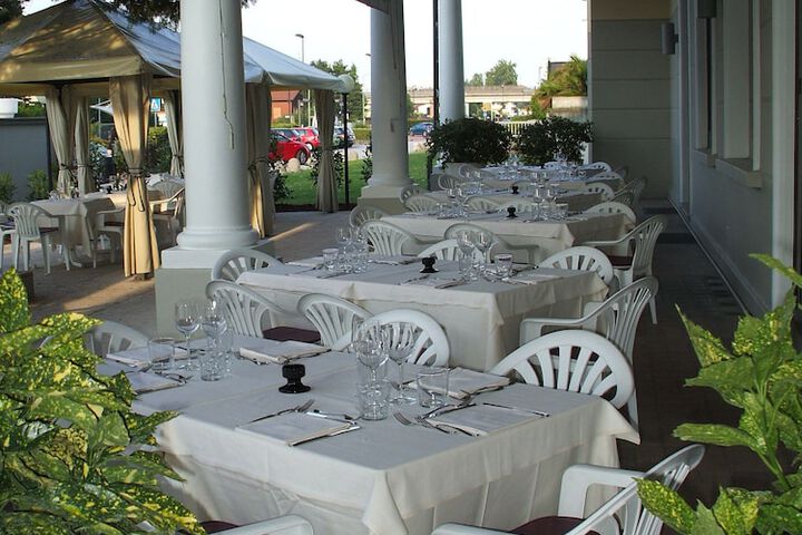 Dining 78 of 82
