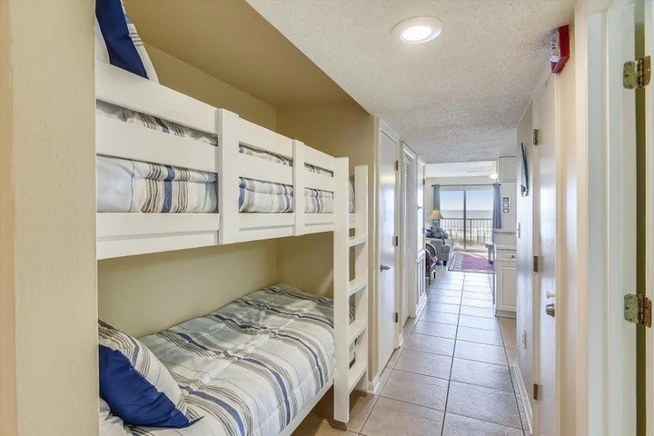 Room 4 of 7
