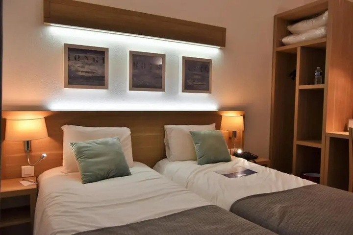 Room 6 of 11