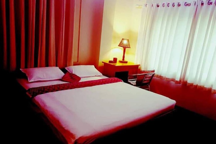 Room 5 of 9