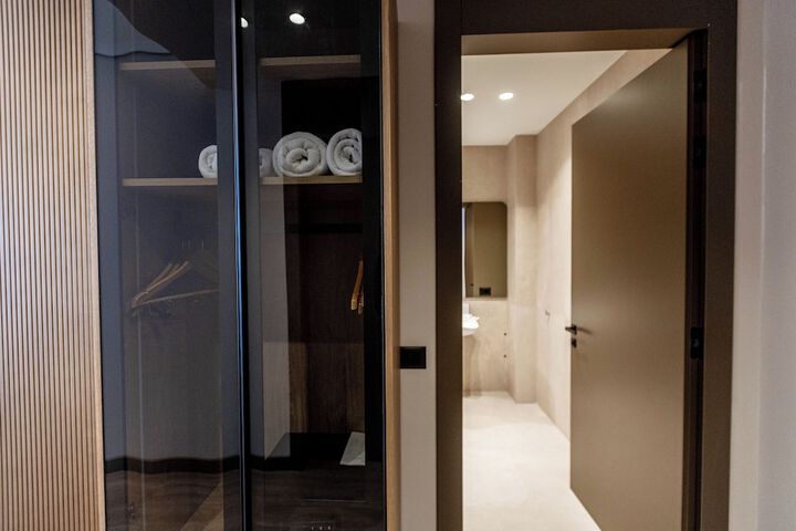 Room 13 of 176