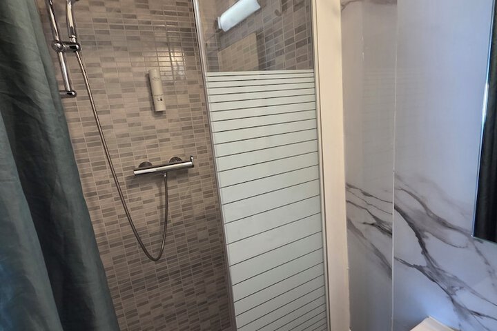 Room 48 of 100