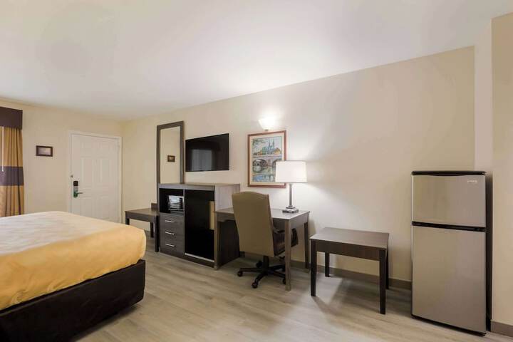 1 King Bed (5 of 20)