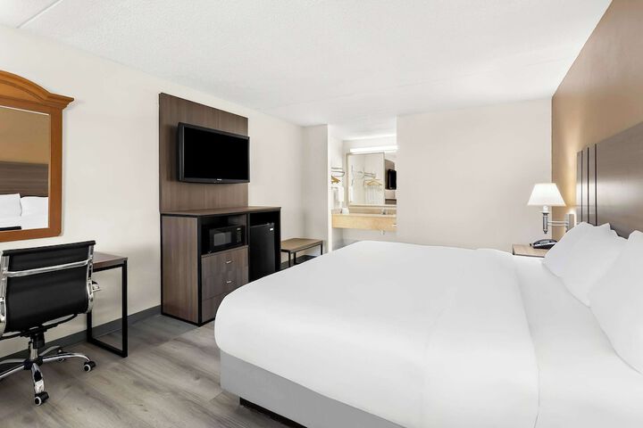 1 King Bed (7 of 11)