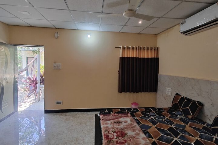 Room 4 of 12