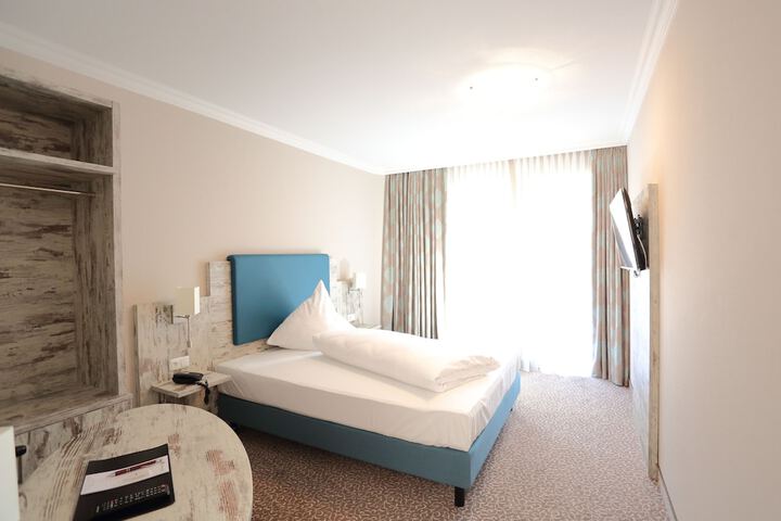Room 4 of 33