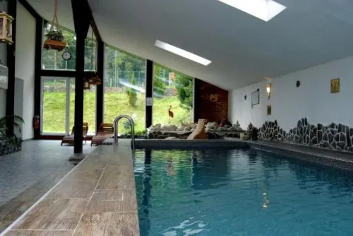 Pool 13 of 27