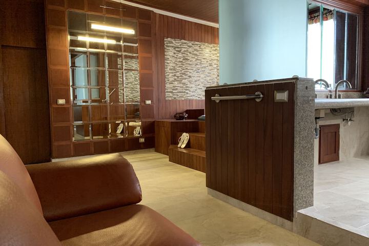 Room 53 of 230