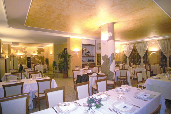 Ballroom/Hall 28 of 33