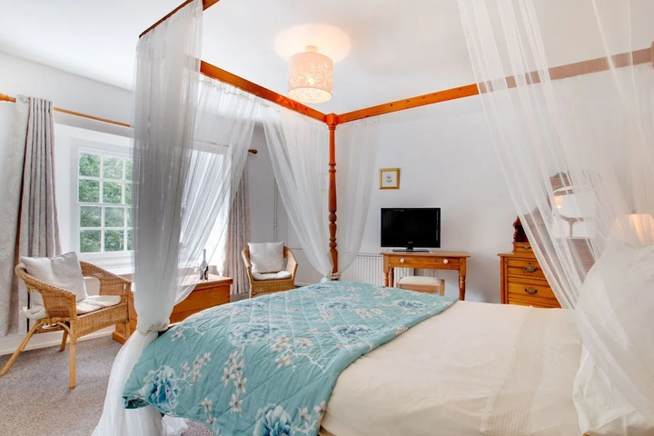Room 2 of 10