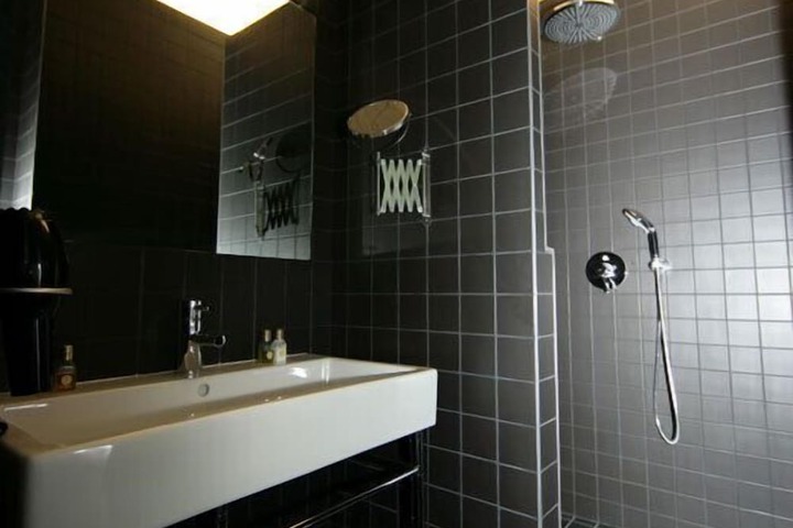 Room 32 of 40