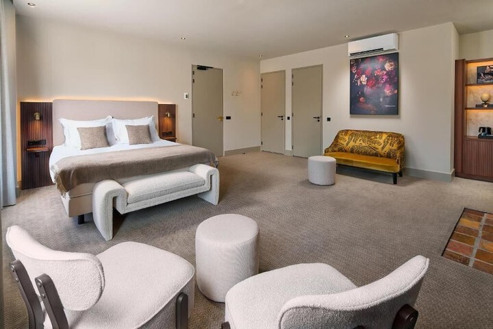 Room 13 of 34