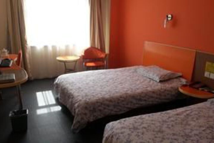 Room 32 of 35