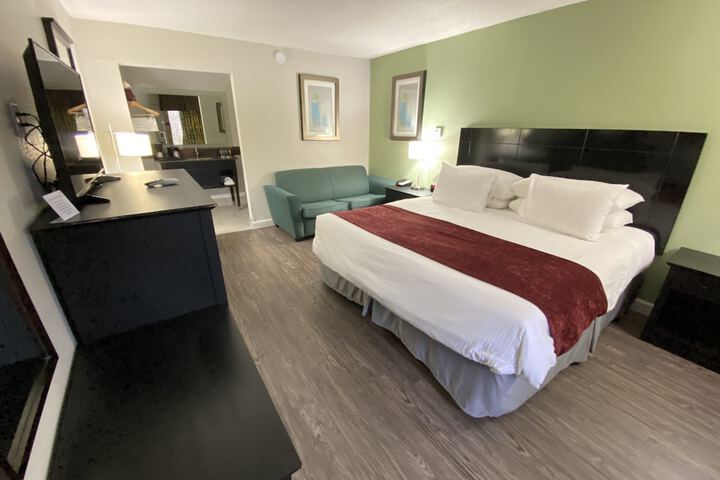 1 King Bed Work Desk Work Space Table and Chairs Microwave and Refrigerator, Coffee and Tea Maker Full Breakfast (16 of 40)