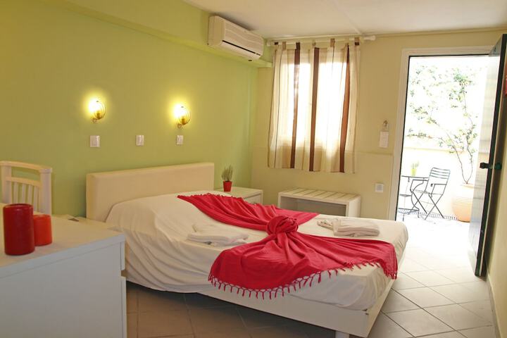 Room 8 of 106