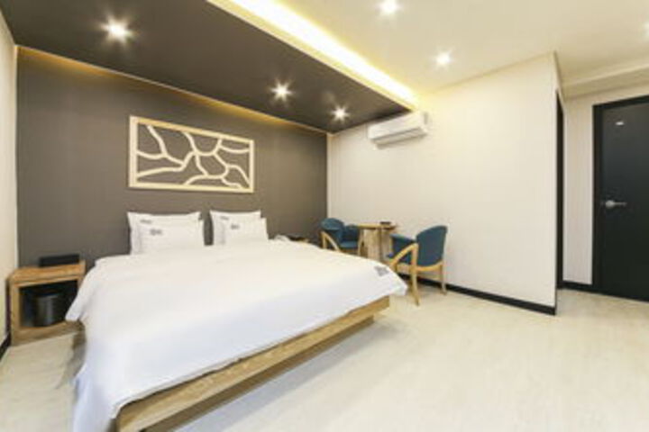 Room 17 of 28