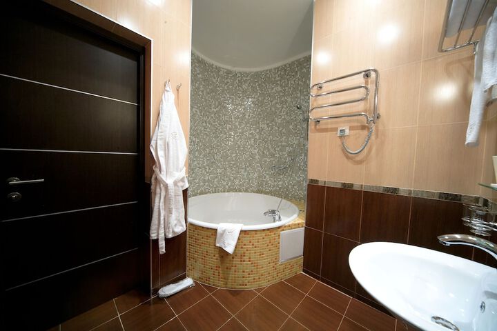 Deep soaking bathtub