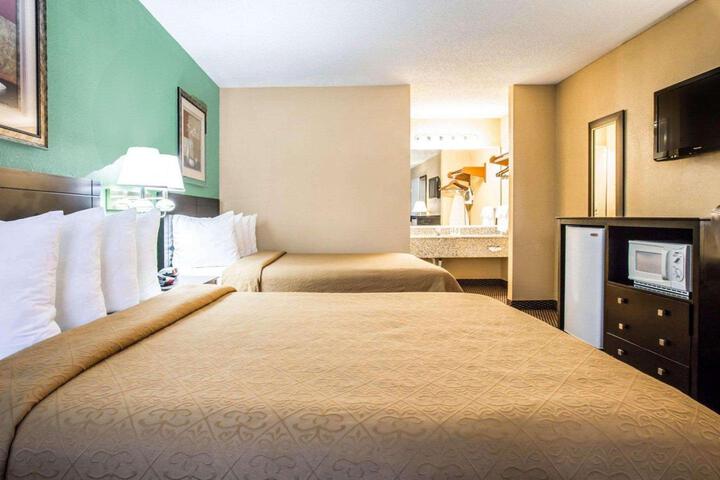 1 Queen Bed Accessible Room (1 of 13)