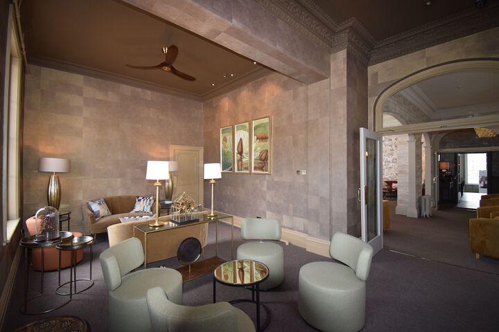 Lounge 98 of 112