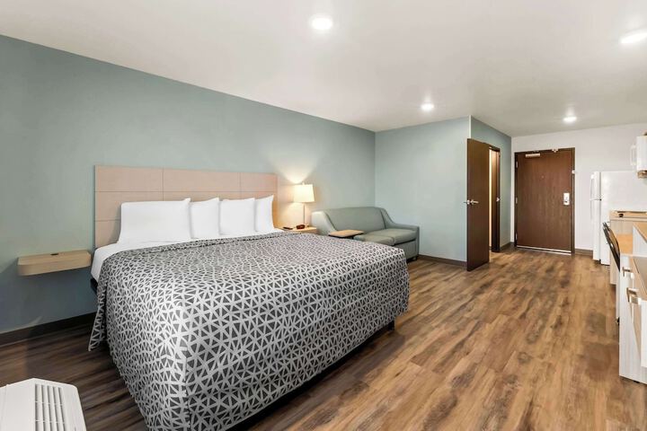 Suite Queen Bed (9 of 13)