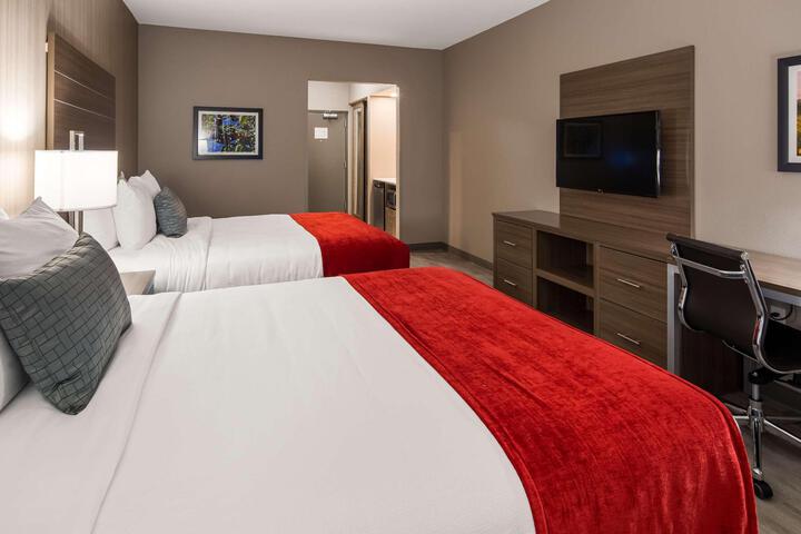 2 Queen Beds Microwave and Refrigerator Full Breakfast (17 of 17)