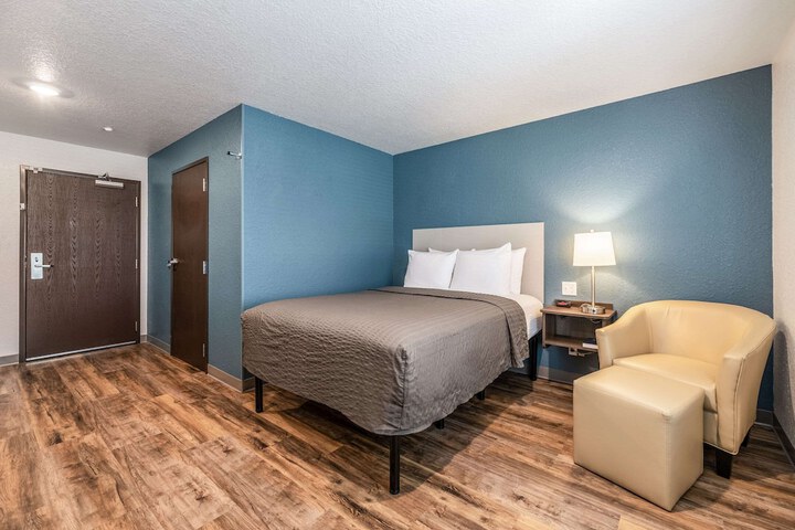 1 Queen Bed (15 of 15)