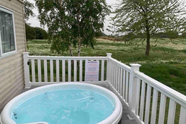 Lovely 3-bed Caravan With Hot Tub in Lincolnshire in Lincoln