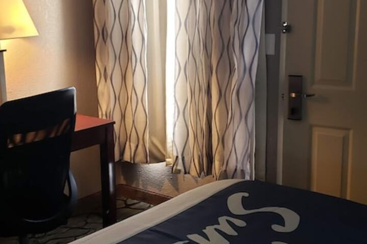 1 King Bed (10 of 11)