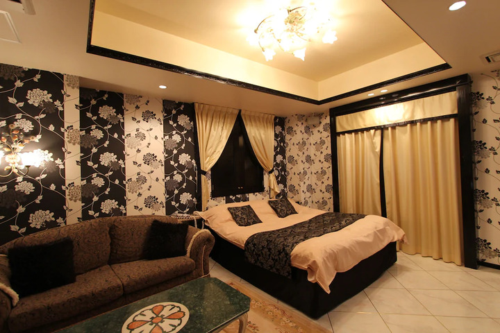 Room 6 of 10