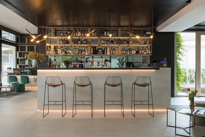 Lounge 105 of 107