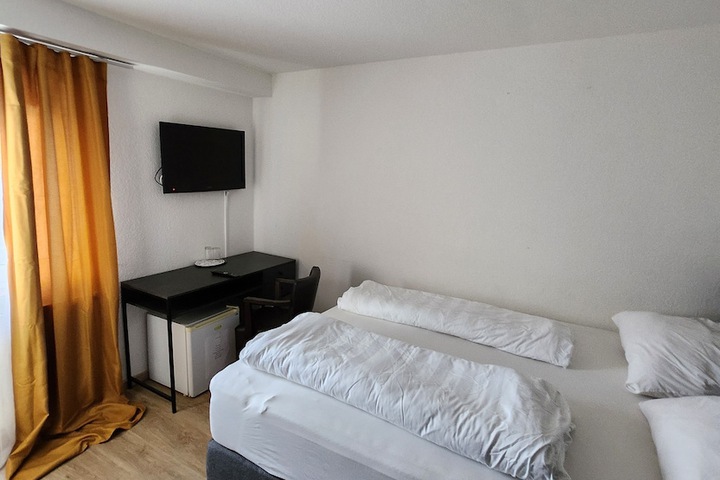 Room 5 of 27