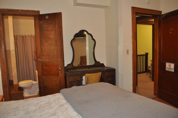 Room 33 of 68