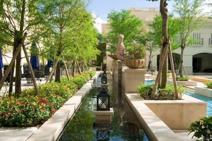 Hotel Exterior 56 of 72