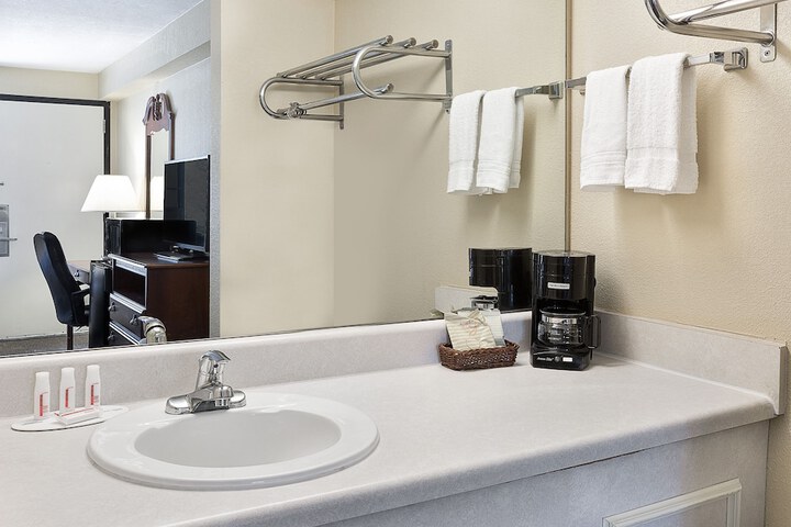 1 Queen Bed Mobility Accessible (18 of 27)