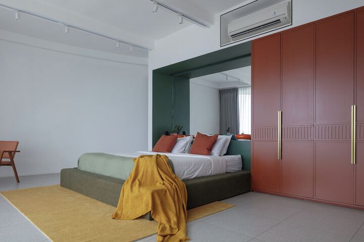 Room 10 of 32