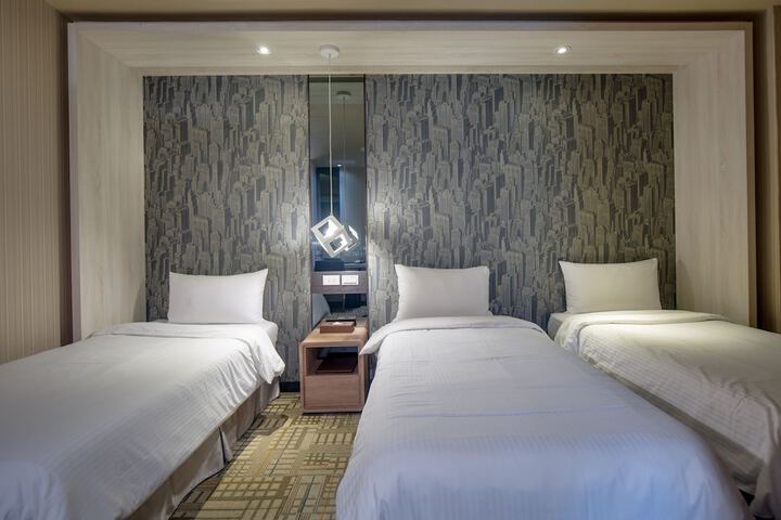 Room 15 of 203