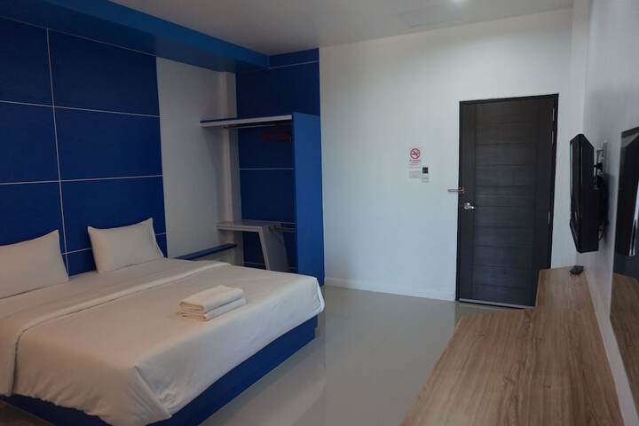 Room 8 of 28